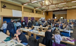 Volle Spieltische und eine Schlange beim Flohmarkt. Volle Spieltische und eine Schlange beim Flohmarkt.