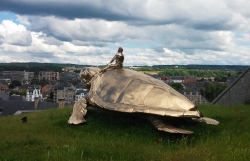 Das Wahrzeichen von Namur: Eine goldene Schildkröte mit Reiter. 