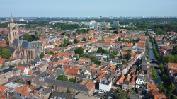 Blick auf Delft mit der Oude Kerk (links).