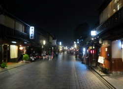 Die Geisha-Straße Hanami-koji im Stadteil Gion.
