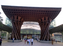 Das große Eingangstor am Bahnhof von Kanazawa.