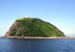 Die Insel Daikoku beim Verlassen des Hafens.