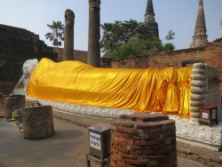Ein liegender Buddha.