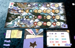 The Fox Experiment – Spielertableau mit den vier Upgrade-Leisten und Studienkarte (Tabletopia)