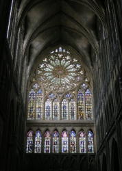 Die Buntglasfenster in der Kathedrale.
